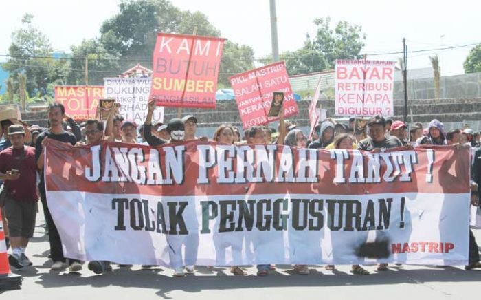 Tolak Digusur, Puluhan PKL Mastrip Geruduk Kantor Wali Kota Blitar