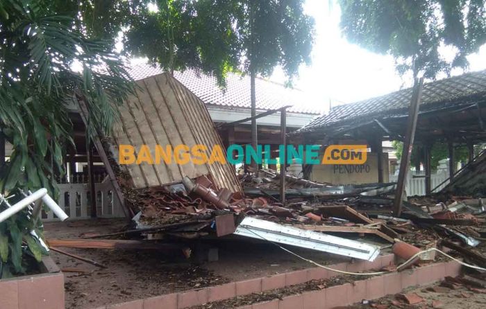 Bangunan Pendopo Bupati Gresik Ambruk Bangunan Pendopo Bupati Gresik Ambruk