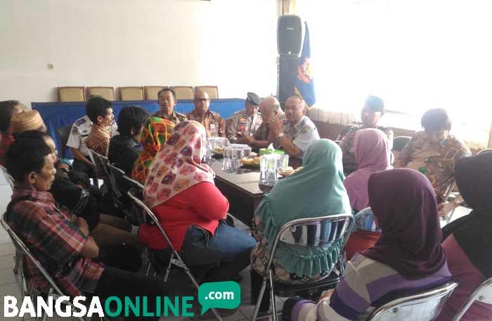 19 PKL di RSSA Malang Ditertibkan Menjelang Penilaian Taraf Internasional 19 PKL di RSSA Malang Ditertibkan Menjelang Penilaian Taraf Internasional