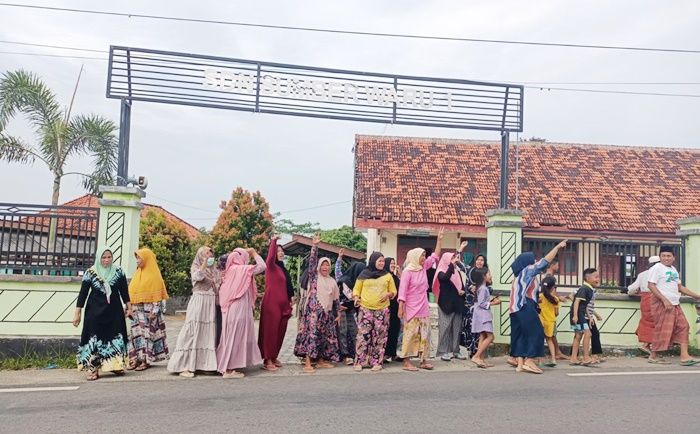 Kepsek Dirotasi, Wali Murid dan Siswa SD di Pamekasan Gelar Aksi Mogok hingga Segel Sekolah