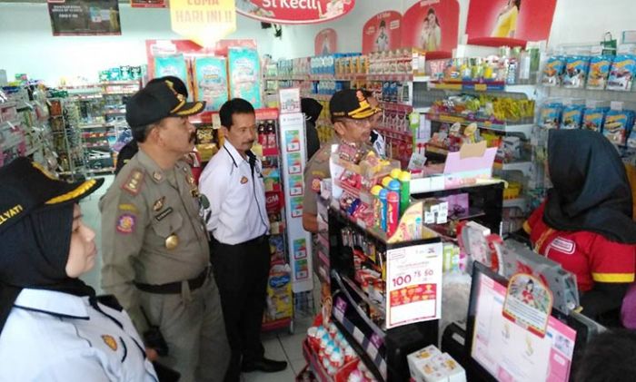 Petugas Gabungan Tertibkan Toko Modern Petugas Gabungan Tertibkan Toko Modern