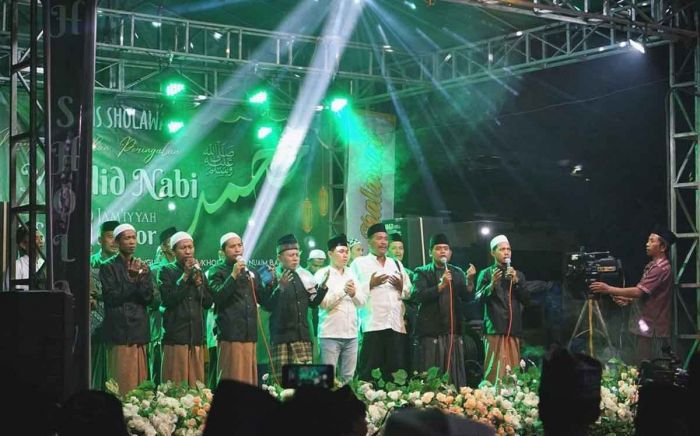 Peringati Maulid Nabi dan Milad Jamiyyah Sirrul Asror, Ribuan Warga Ngabar Mojokerto Bersholawat Peringati Maulid Nabi dan Milad Jamiyyah Sirrul Asror, Ribuan Warga Ngabar Mojokerto Bersholawat