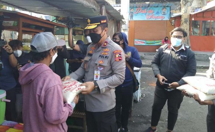 Dirregident Korlantas Polri Bagi Sembako dan Daging Kurban di Kota Batu