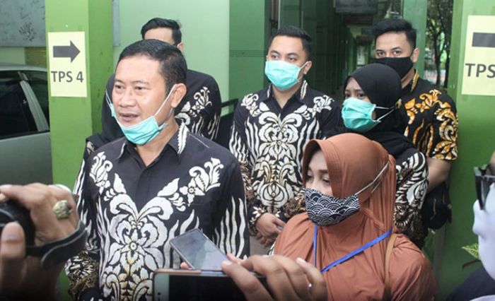 Pilbup Lamongan 2020, Cabup Yuhronur Efendi Bersama Keluarga Nyoblos di TPS 04 Banjarmendalan