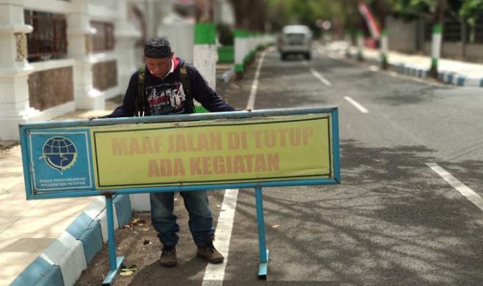 Rambu Penutup Jalan Terhempas Angin dan Hantam Pengendara Motor, Satu Orang Dilarikan ke IGD