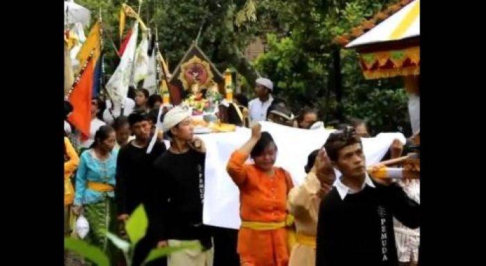 Jelang Nyepi, Umat Hindu di Bajulan Nganjuk Rayakan Melasti dengan Larung Sesaji Jelang Nyepi, Umat Hindu di Bajulan Nganjuk Rayakan Melasti dengan Larung Sesaji