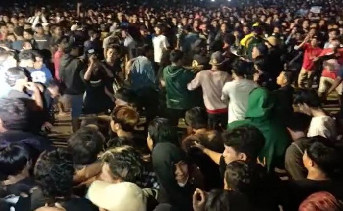 Konser Musik Pembukaan Porkab Tuban VII Diwarnai Tawuran antar Penonton, Terpaksa Dihentikan Konser Musik Pembukaan Porkab Tuban VII Diwarnai Tawuran antar Penonton, Terpaksa Dihentikan
