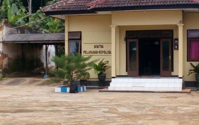 Pria Misterius Tinggalkan Tas Diduga Berisi Bom di Mapolsek Gapura Sumenep Pria Misterius Tinggalkan Tas Diduga Berisi Bom di Mapolsek Gapura Sumenep