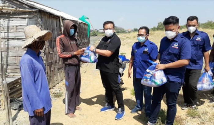 NasDem Gresik Salurkan Ratusan Paket Sembako pada Rakyat Kecil NasDem Gresik Salurkan Ratusan Paket Sembako pada Rakyat Kecil