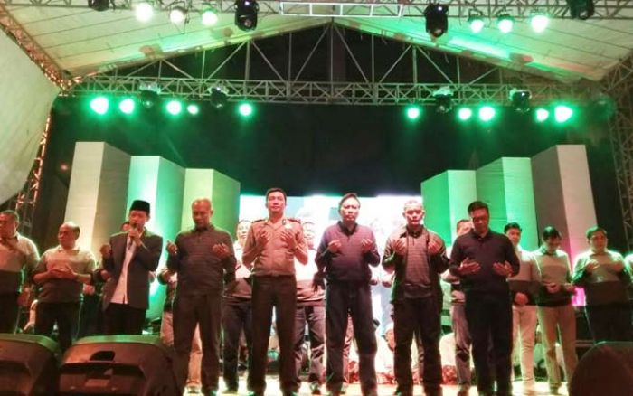 Bupati Sambari dan Masyarakat Gresik Rayakan Pergantian Tahun 2017 dengan Bersalawat Bupati Sambari dan Masyarakat Gresik Rayakan Pergantian Tahun 2017 dengan Bersalawat