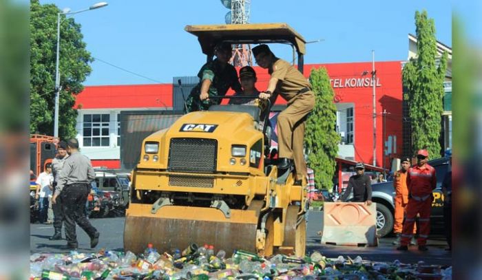 Belasan Ribu Miras dan Narkotika Hasil Operasi Pekat Dimusnahkan Polres Jember Belasan Ribu Miras dan Narkotika Hasil Operasi Pekat Dimusnahkan Polres Jember