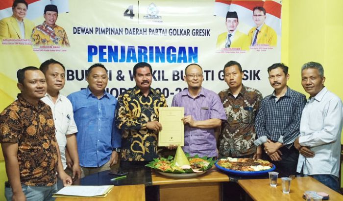 Bawa 2 Tumpeng, Waka Demokrat Gresik Ambil Formulir Pendaftaran Bakal Cawabup ke Golkar