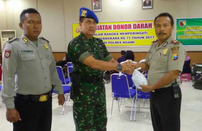 Peringatan HUT Polisi Militer, Anggota Polres Ngawi dan Denpom Ikuti Donor Darah Peringatan HUT Polisi Militer, Anggota Polres Ngawi dan Denpom Ikuti Donor Darah