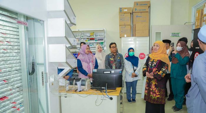 Tinjau RSUD Syamrabu, Gubernur Khofifah Puji Surplus dan Digitalisasi Farmasi