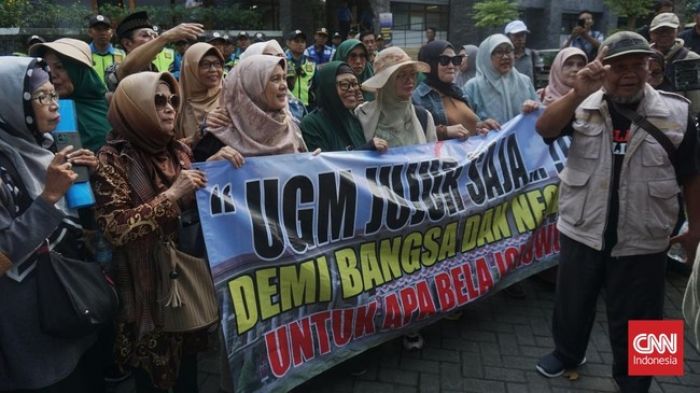 Massa Geruduk Kampus UGM, Minta Jujur soal Ijazah Jokowi Massa Geruduk Kampus UGM, Minta Jujur soal Ijazah Jokowi