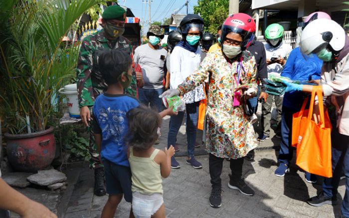 Blusukan ke Rumah Warga, Wali Kota Risma Bagikan Masker Pakai Motor