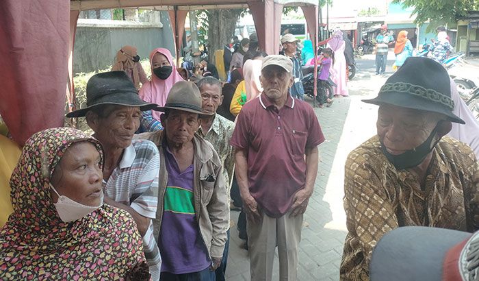 Ribuan Lansia di Bojonegoro Terima Bansos PKH Plus dari Pemprov Jatim Ribuan Lansia di Bojonegoro Terima Bansos PKH Plus dari Pemprov Jatim