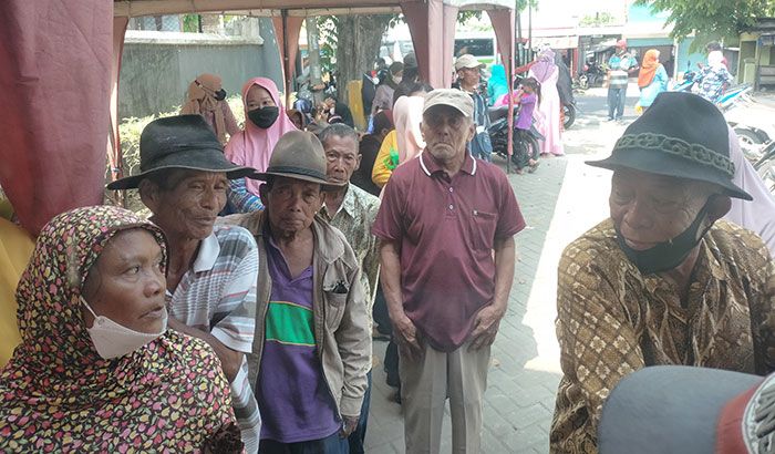 Ribuan Lansia di Bojonegoro Terima Bansos PKH Plus dari Pemprov Jatim