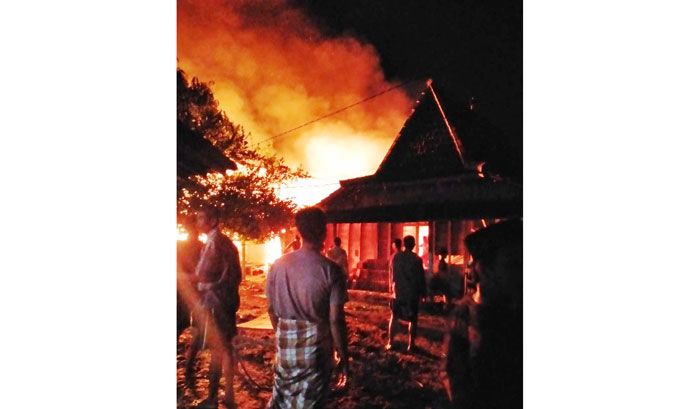 Ditinggal Tarawih, Rumah Warga Padas Ngawi Hangus Terbakar Ditinggal Tarawih, Rumah Warga Padas Ngawi Hangus Terbakar