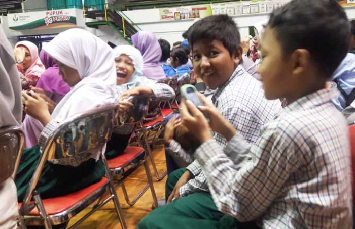 Si Kembar Bersyukur Dapat Beasiswa dari Petrokomia Gresik Si Kembar Bersyukur Dapat Beasiswa dari Petrokomia Gresik