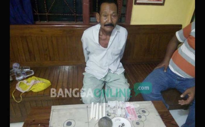 Asik Gelundungan Dadu, Kakek di Bangilan Diciduk Polisi Asik Gelundungan Dadu, Kakek di Bangilan Diciduk Polisi