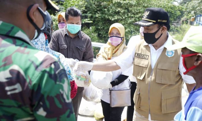 Forkopimda Lamongan Bagikan Sembako ke Tukang Becak dan Warga Terdampak Covid-19 Forkopimda Lamongan Bagikan Sembako ke Tukang Becak dan Warga Terdampak Covid-19