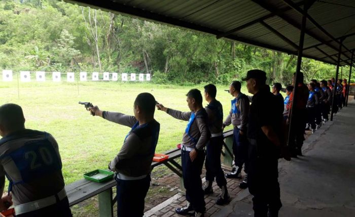 Kanwil Kemnkumham Jatim Bekali Kepala KPLP/R dengan Kemampuan Menembak Kanwil Kemnkumham Jatim Bekali Kepala KPLP/R dengan Kemampuan Menembak