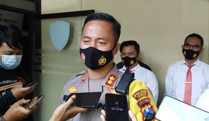 Warga Luar Mulai Tampak Berkeliaran, Polisi Terus Bersiaga di Kampung Miliarder Tuban Warga Luar Mulai Tampak Berkeliaran, Polisi Terus Bersiaga di Kampung Miliarder Tuban
