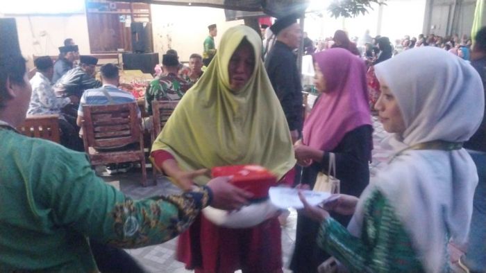 Jelang Lebaran, 495 Warga Desa Jabon Kediri Terima Santunan Beras dari Pengusaha Lokal