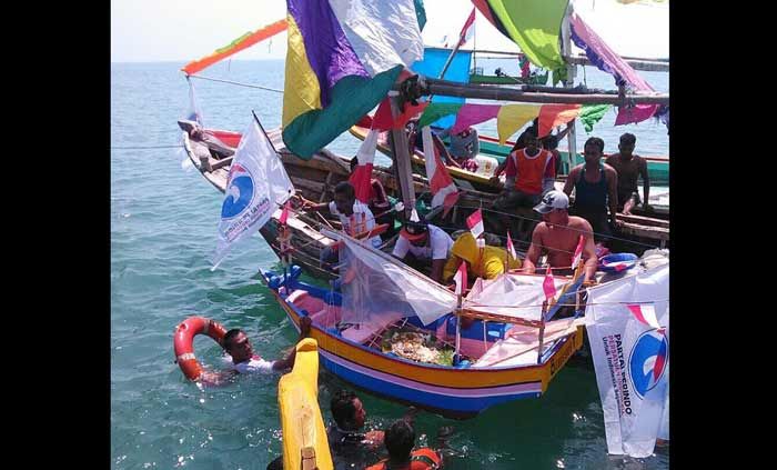 Rayakan Tahun Baru Islam, Nelayan di Tuban Gelar Larung Sesaji Sedekah Laut Rayakan Tahun Baru Islam, Nelayan di Tuban Gelar Larung Sesaji Sedekah Laut