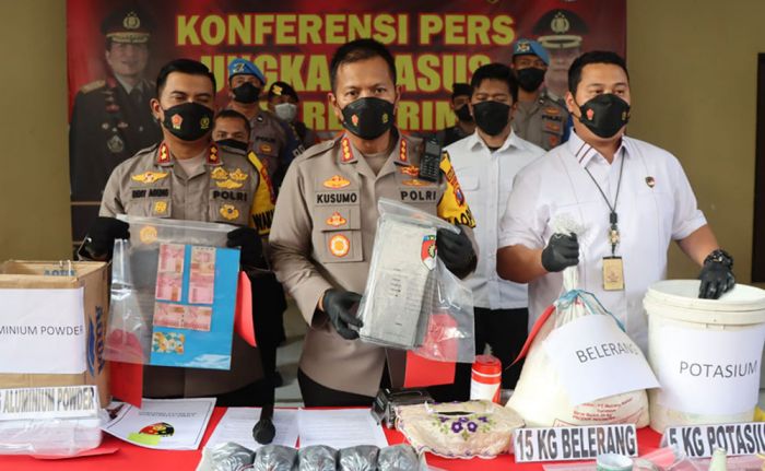 Polresta Sidoarjo Amankan 27,5 Kilogram Bahan Peledak Mercon Siap Dipasarkan Polresta Sidoarjo Amankan 27,5 Kilogram Bahan Peledak Mercon Siap Dipasarkan