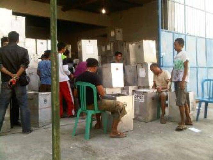 KPU Sampang Buka Kotak Suara Pilpres KPU Sampang Buka Kotak Suara Pilpres