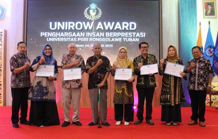 Dies Natalis 18, Unirow Tuban Anugerahi Penghargaan Keluarga Pendiri dan Civitas Berprestasi Dies Natalis 18, Unirow Tuban Anugerahi Penghargaan Keluarga Pendiri dan Civitas Berprestasi