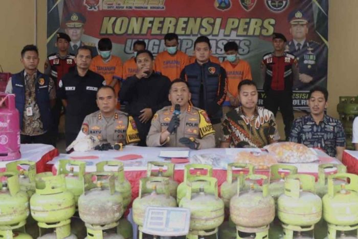 Polisi Bongkar Dua Lokasi Gudang Elpiji Oplosan di Sidoarjo Polisi Bongkar Dua Lokasi Gudang Elpiji Oplosan di Sidoarjo