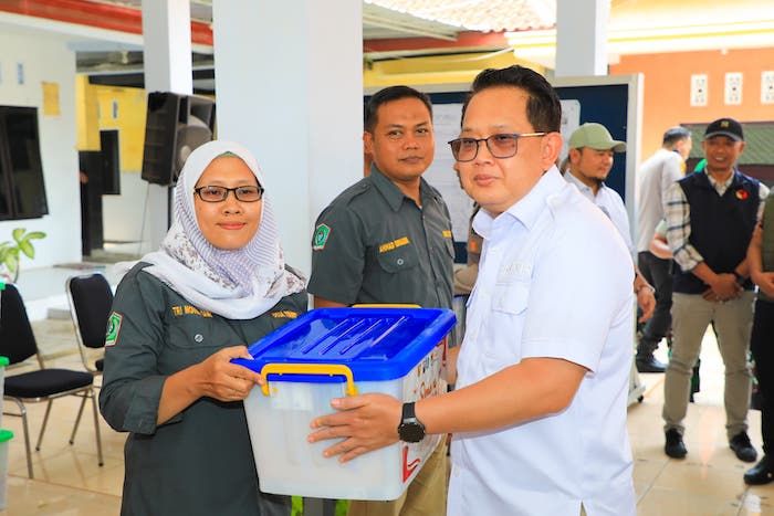Pj Gubernur Jatim Tinjau Kesiapan Logistik Jelang Pilkada Serentak di Lumajang Pj Gubernur Jatim Tinjau Kesiapan Logistik Jelang Pilkada Serentak di Lumajang