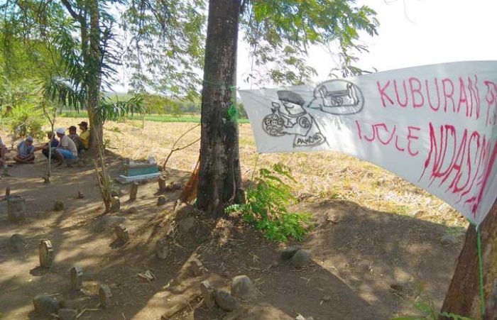 Warga Desa Bulusari Tolak Penggusuran Makam untuk Pembangunan Bandara Warga Desa Bulusari Tolak Penggusuran Makam untuk Pembangunan Bandara