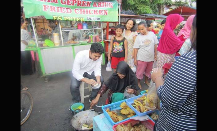 ​Ngabuburit di Karang Menjangan, Emil Dardak Jadi Koki Martabak Mie Madura