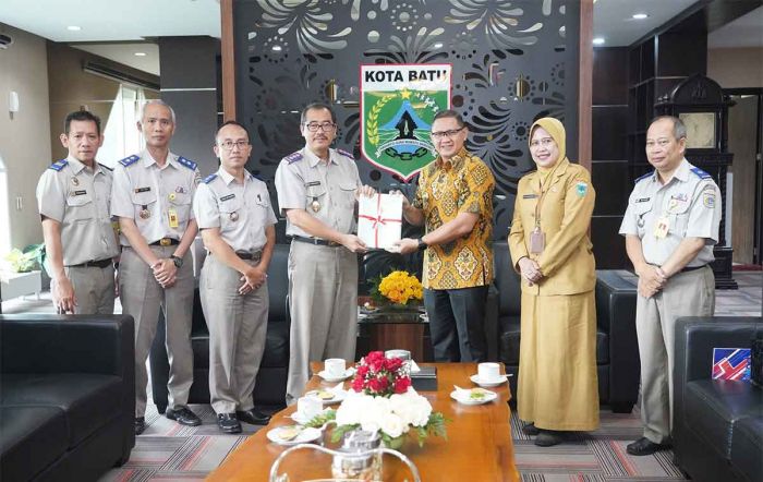 Pj Wali Kota Batu Terima 40 Sertifikat Tanah Jalan dari BPN Pj Wali Kota Batu Terima 40 Sertifikat Tanah Jalan dari BPN