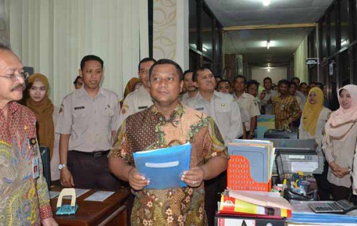 Sidak Dispenda, Bupati Mojokerto Temukan 4 PNS Absen Sidak Dispenda, Bupati Mojokerto Temukan 4 PNS Absen