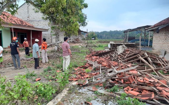 Hujan Lebat Disertai Angin Kencang Terjang Pamekasan, Sebuah Tower dan 8 Rumah di Pegantenan Rusak Hujan Lebat Disertai Angin Kencang Terjang Pamekasan, Sebuah Tower dan 8 Rumah di Pegantenan Rusak
