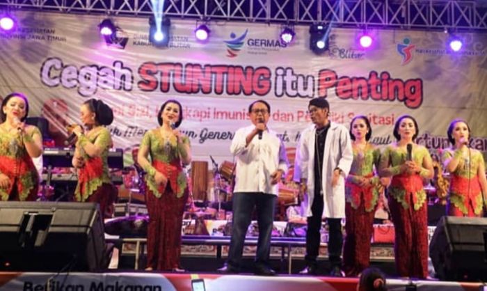 Bupati Blitar Kampanyekan Pencegahan Stunting Melalui Pertunjukan Campursari Bupati Blitar Kampanyekan Pencegahan Stunting Melalui Pertunjukan Campursari