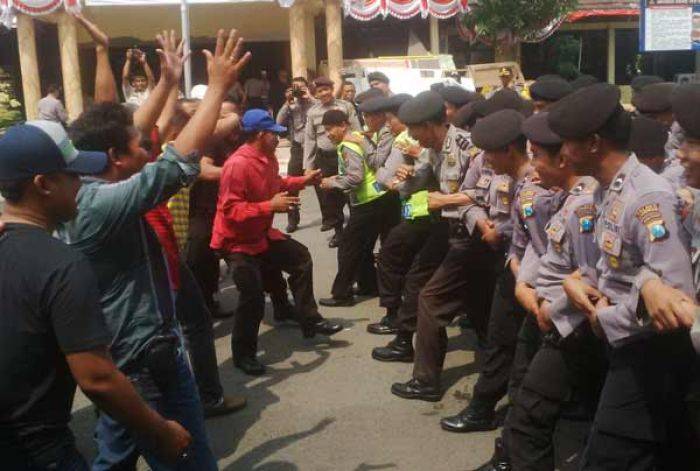 Polres Lamongan Gelar Latihan Simulasi Kerusuhan Pilkada Polres Lamongan Gelar Latihan Simulasi Kerusuhan Pilkada