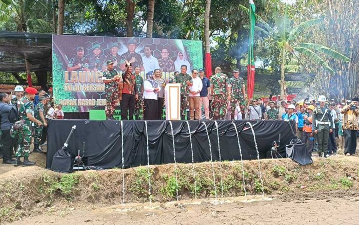 Kasad Launching Pipanisasi TNI AD Manunggal Air di Pulau Bawean Kasad Launching Pipanisasi TNI AD Manunggal Air di Pulau Bawean