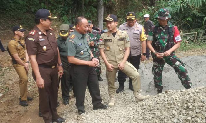 Bupati Arifin, TNI, dan Rombongan Tinjau 3 Lokasi Sasaran TMMD di Desa Dompyong