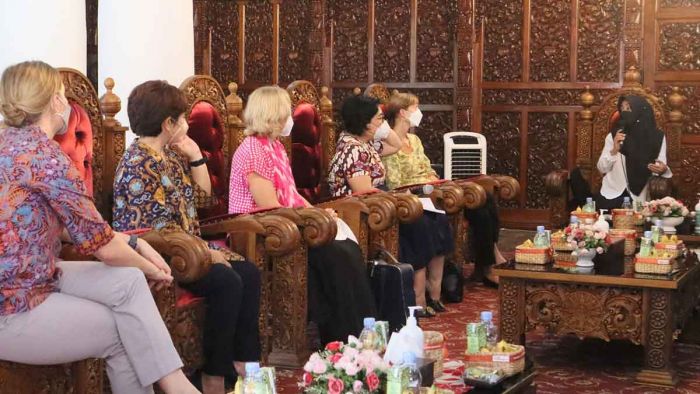 Sambut Tamu dari Amerika Serikat, Bupati Ikfina: Semoga Bermanfaat Bagi Masyarakat Mojokerto Sambut Tamu dari Amerika Serikat, Bupati Ikfina: Semoga Bermanfaat Bagi Masyarakat Mojokerto
