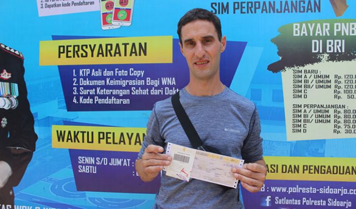 Bule Asal Prancis ini Mengurus SIM di Polresta Sidoarjo, Lulus atau Tidak, Ya? Bule Asal Prancis ini Mengurus SIM di Polresta Sidoarjo, Lulus atau Tidak, Ya?