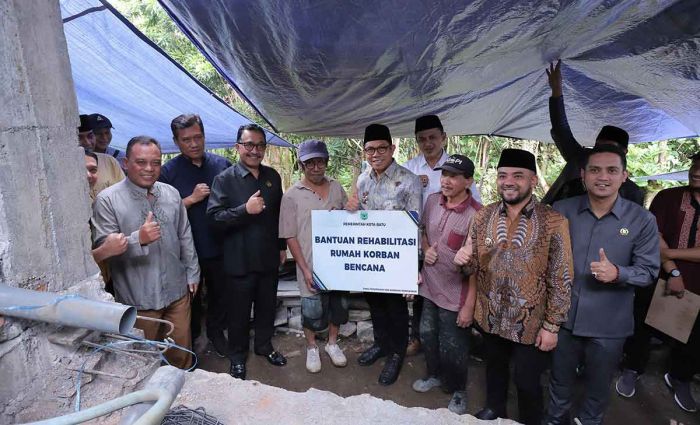 Pemkot Batu Beri Bantuan ke Warga Terdampak Bencana di Temas Pemkot Batu Beri Bantuan ke Warga Terdampak Bencana di Temas