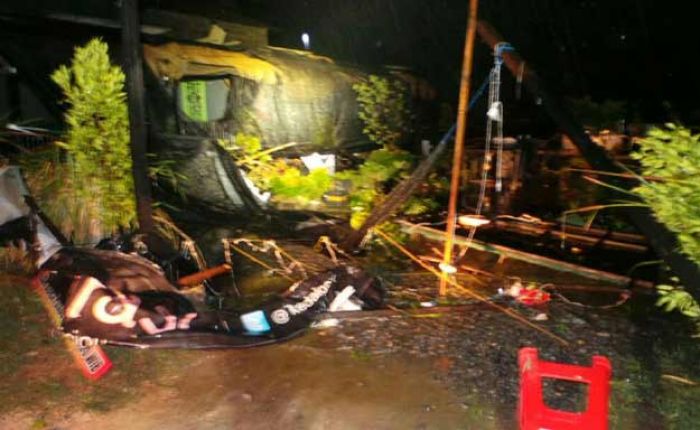 Angin Puting Beliung Hajar Sampang, Puluhan Rumah Hancur Angin Puting Beliung Hajar Sampang, Puluhan Rumah Hancur