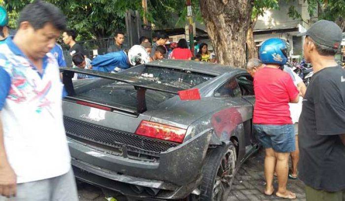 Lamborghini Vs Ferarri di Manyar Kertoarjo Surabaya, Satu Tewas Lamborghini Vs Ferarri di Manyar Kertoarjo Surabaya, Satu Tewas