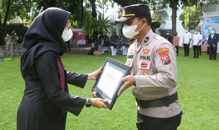 Peringati Hari Kesehatan Nasional ke-57, Bupati Ipuk Beri Penghargaan untuk Polresta Banyuwangi